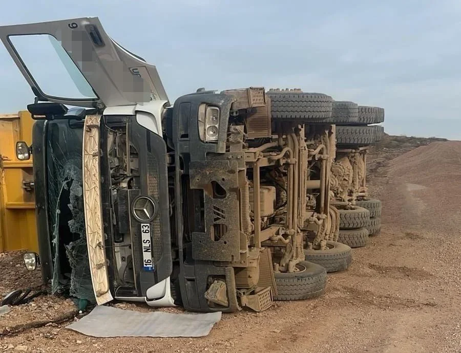 İnegöl'de damperi açık kamyonun devrildiği kazada sürücü yaralandı