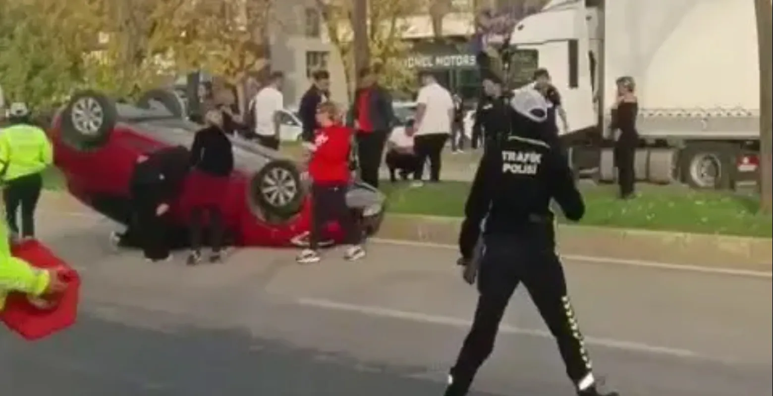 İki otomobil çarpıştı: Sürücü araçta sıkıştı