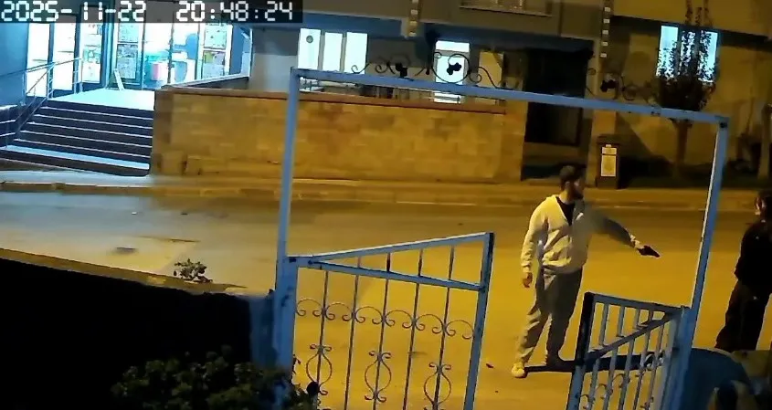 İnegöl'de sokak ortasında genç kıza silah çekti