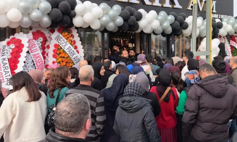 İnegöl'de indirim uğruna birbirlerini ezdiler!
