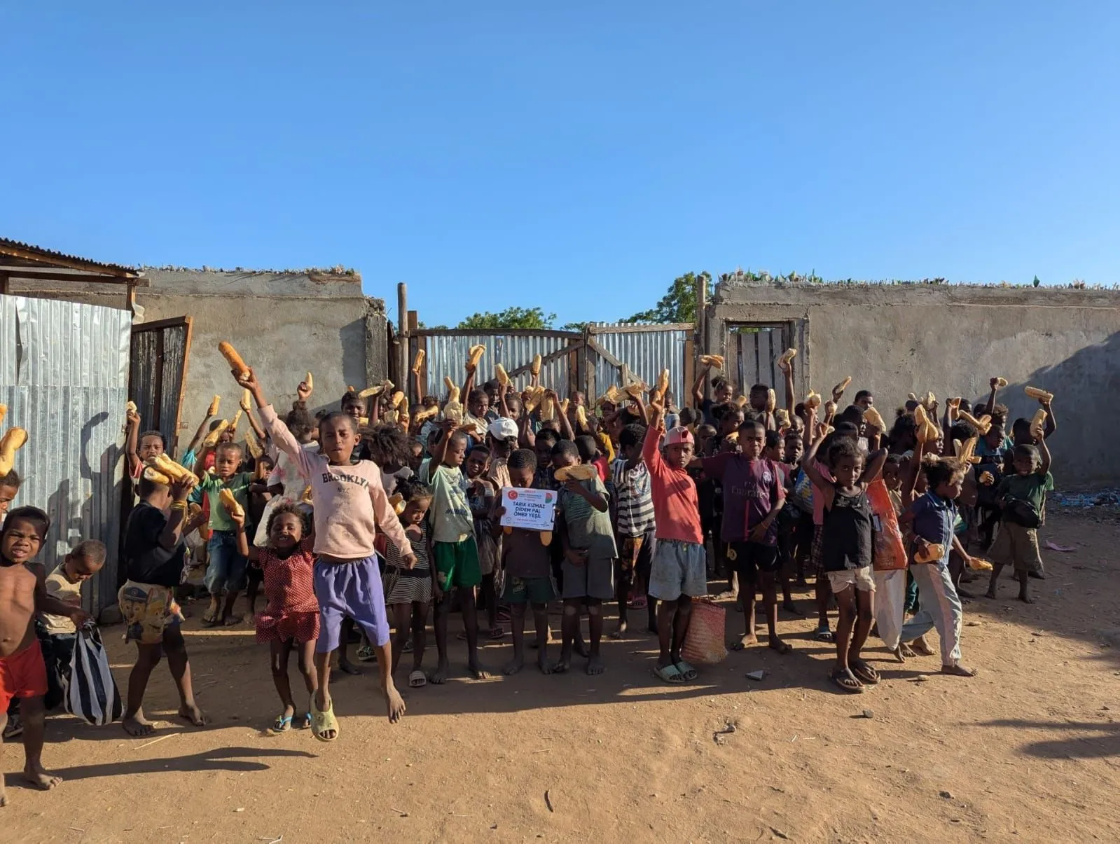 100. Yıl İlkokulu velilerinden Afrika’da öğretmenler günü