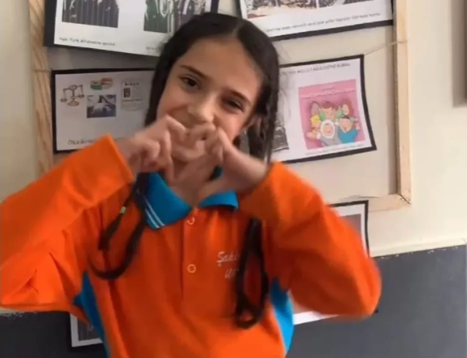 İnegöl’de ilkokul öğrencileri Öğretmenler Günü’nü işaret diliyle kutladı