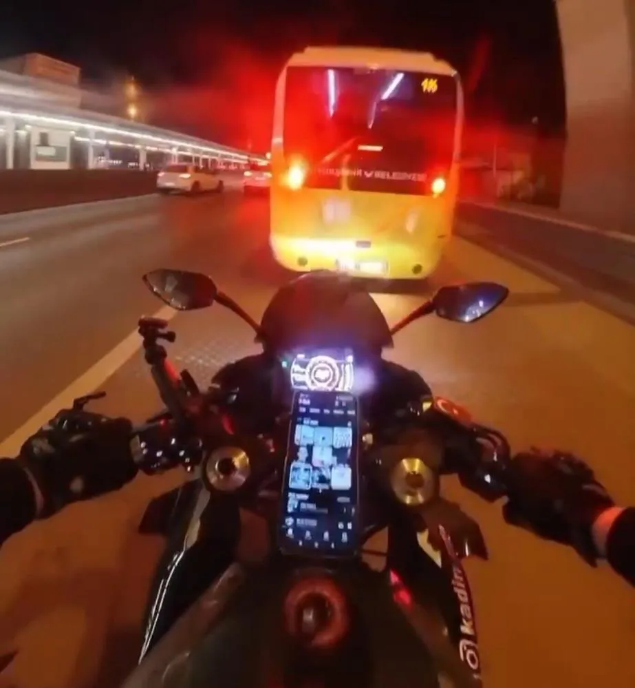 Motosiklet belediye otobüsüne çarptı: Kask kamerasında