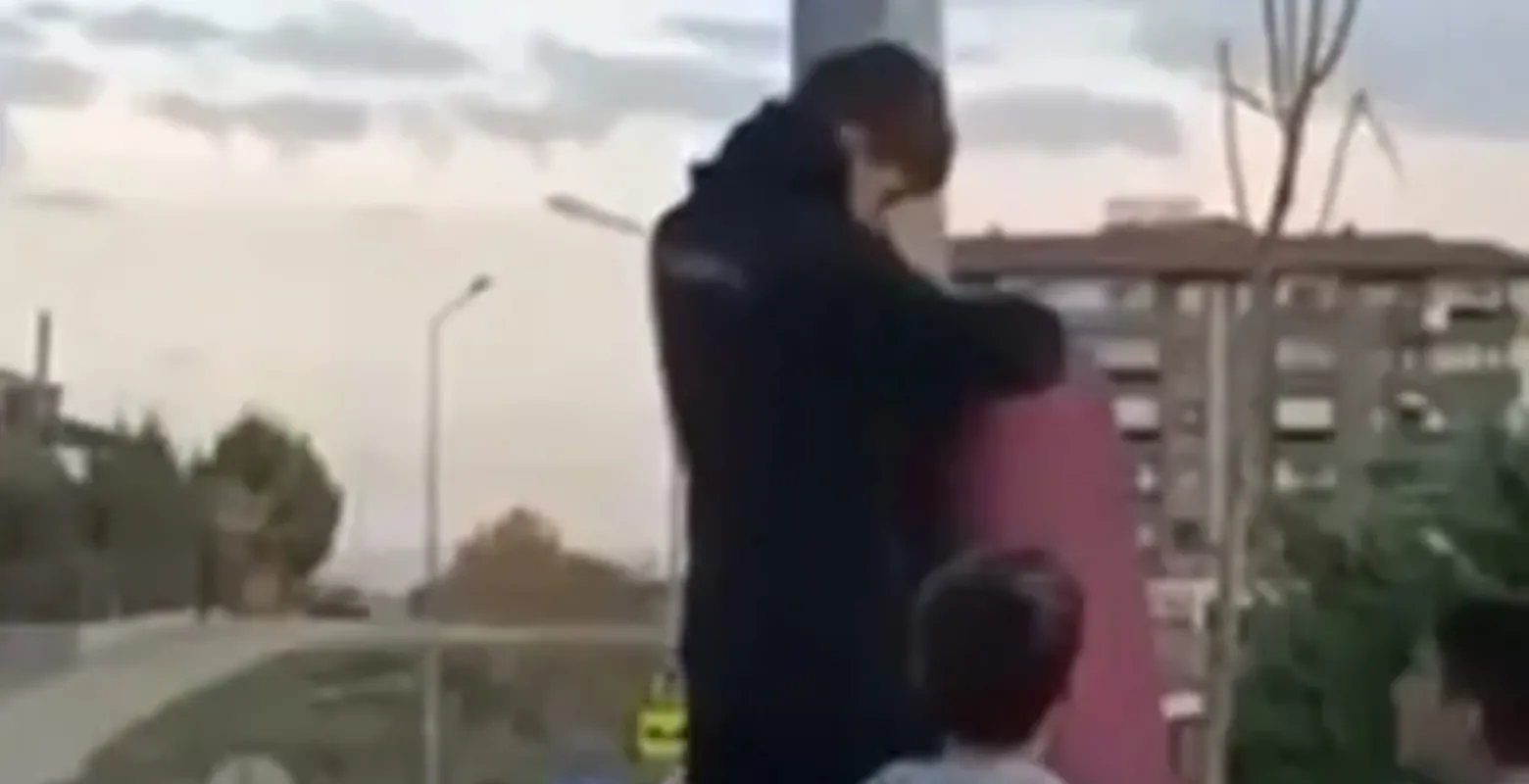Çocukların bayrak hassasiyeti gönülleri fethetti