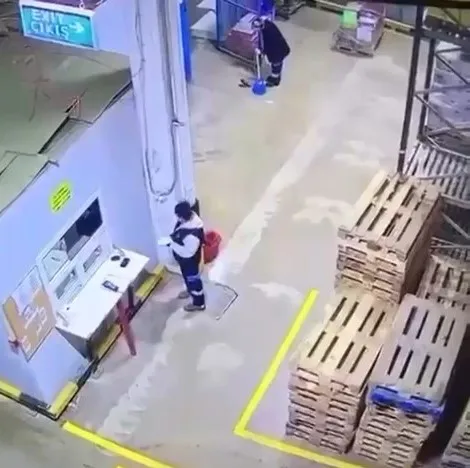 Paletlerin altında kalmaktan kıl payı kurtuldu