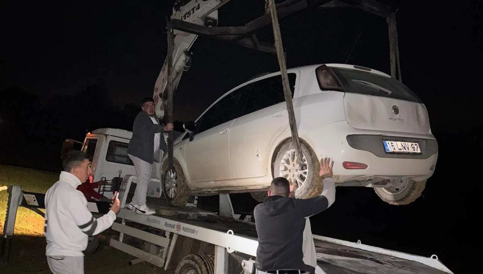 İnegöl’de polisten kaçan otomobil tarlada çamura saplandı