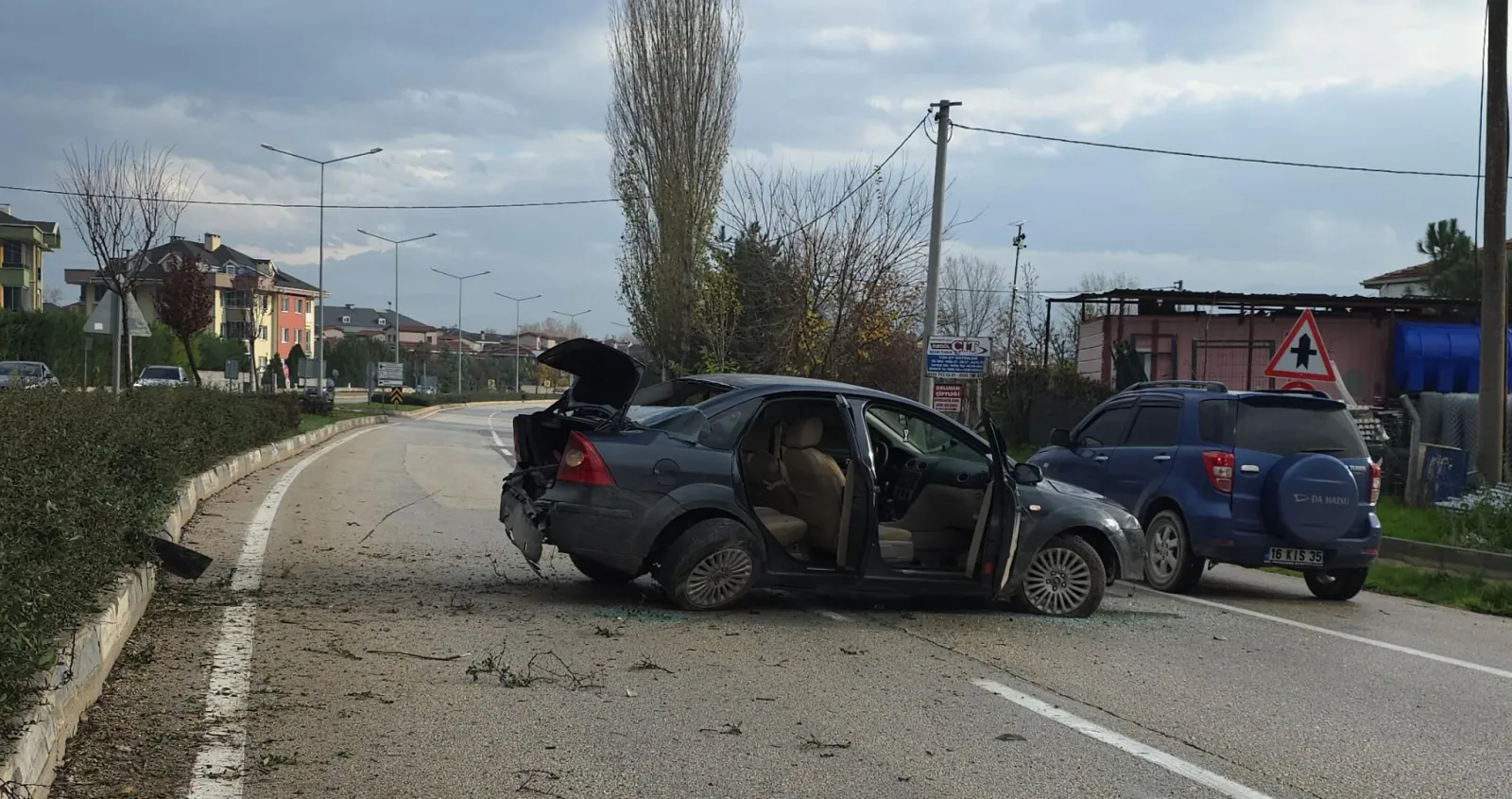 İnegöl'de can pazarı! araç hurdaya döndü