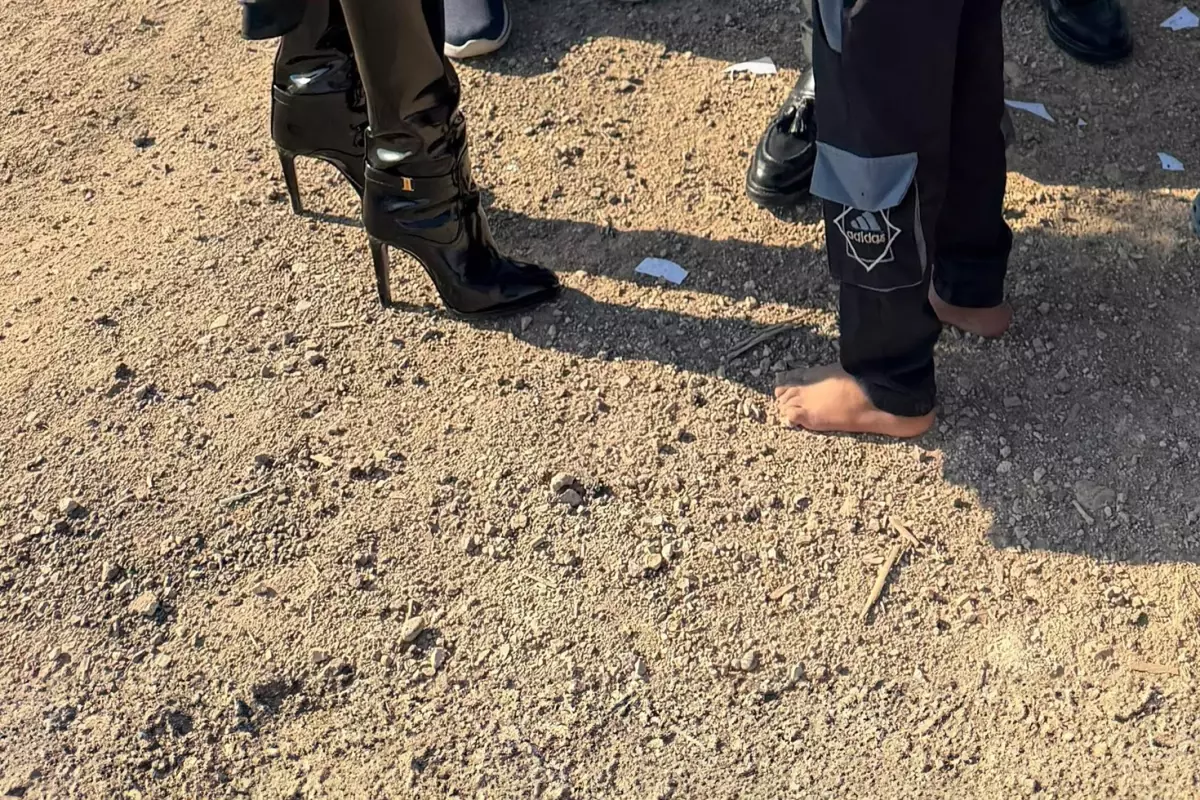 80 Bin TL'lik çizmeyle yalın ayak çocukları ziyarete gitti