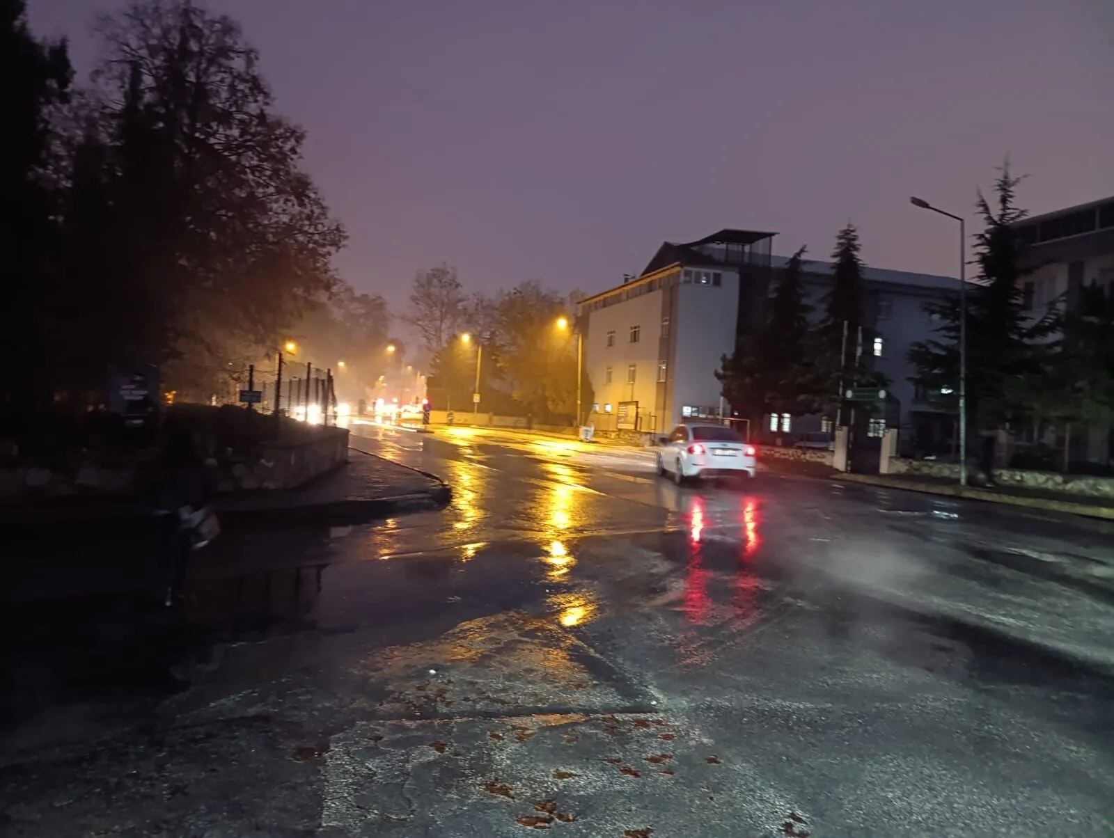 Veliler endişeli, karanlıkta okula gidiyorlar