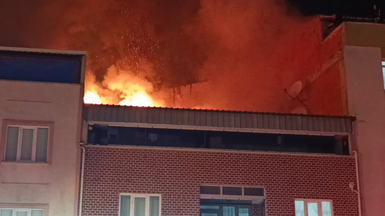 İnegöl’de iki katlı evin çatısında yangın