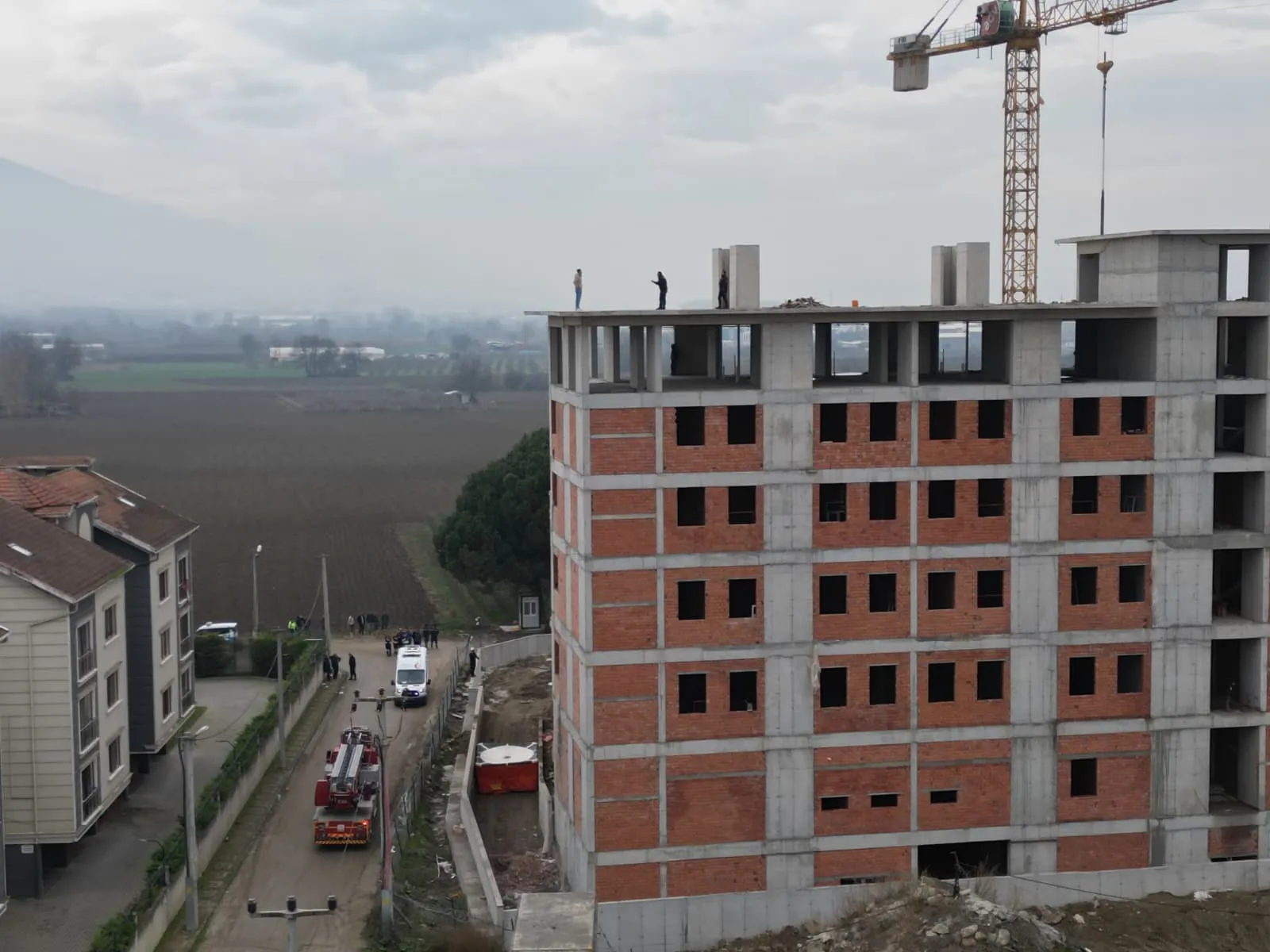 İnegöl'de hareketli anlar! 7. kata çıkan genç intihar girişiminde bulundu