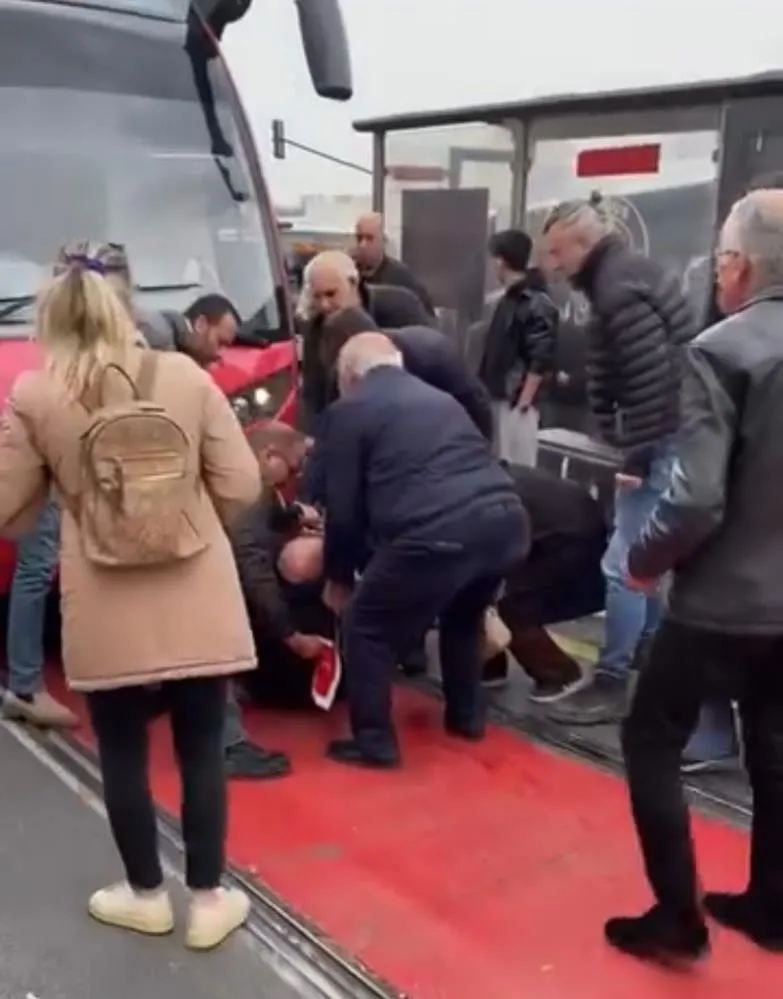 Raylarda korku dolu anlar! Tramvay yaşlı adama çarptı
