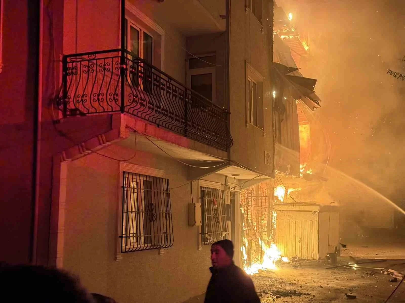 Şehit polisin babasının evi alevlere teslim oldu