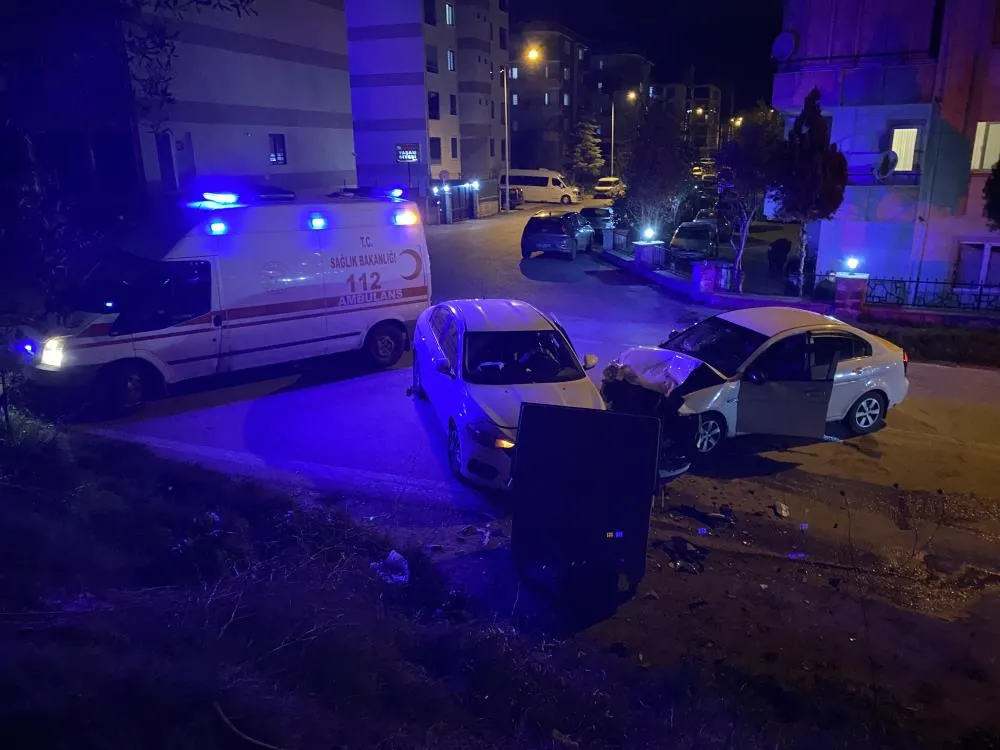 Kavşakta feci kaza! 2'si ağır 4 yaralı