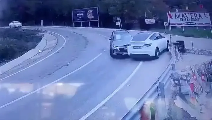 Yol buz pistine döndü! Araçlar birbirine girdi