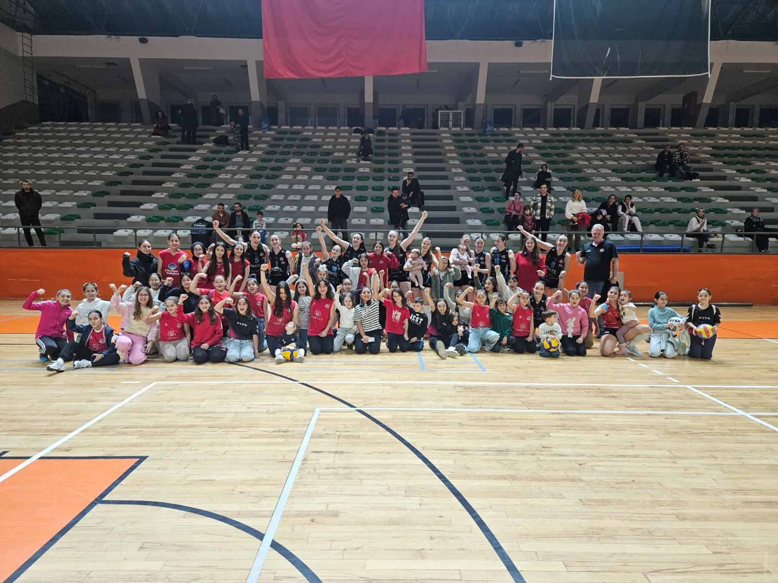 Orhaniyespor Voleybol Play-Off Yolunda Gümbür Gümbür İlerliyor