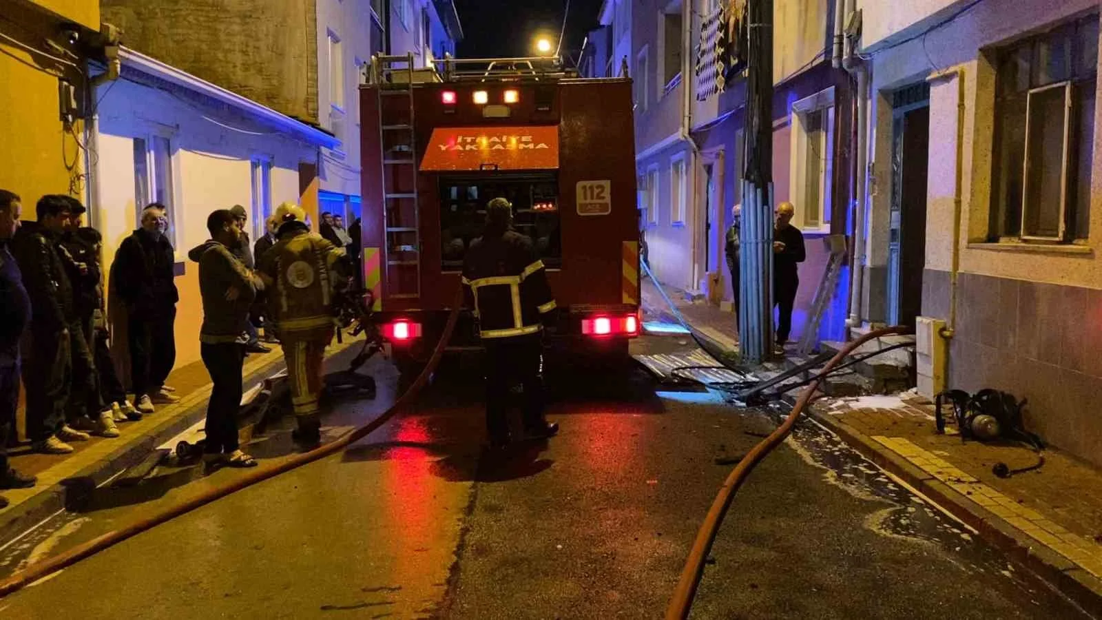 İnegöl’de 2 katlı binanın çatısında yangın