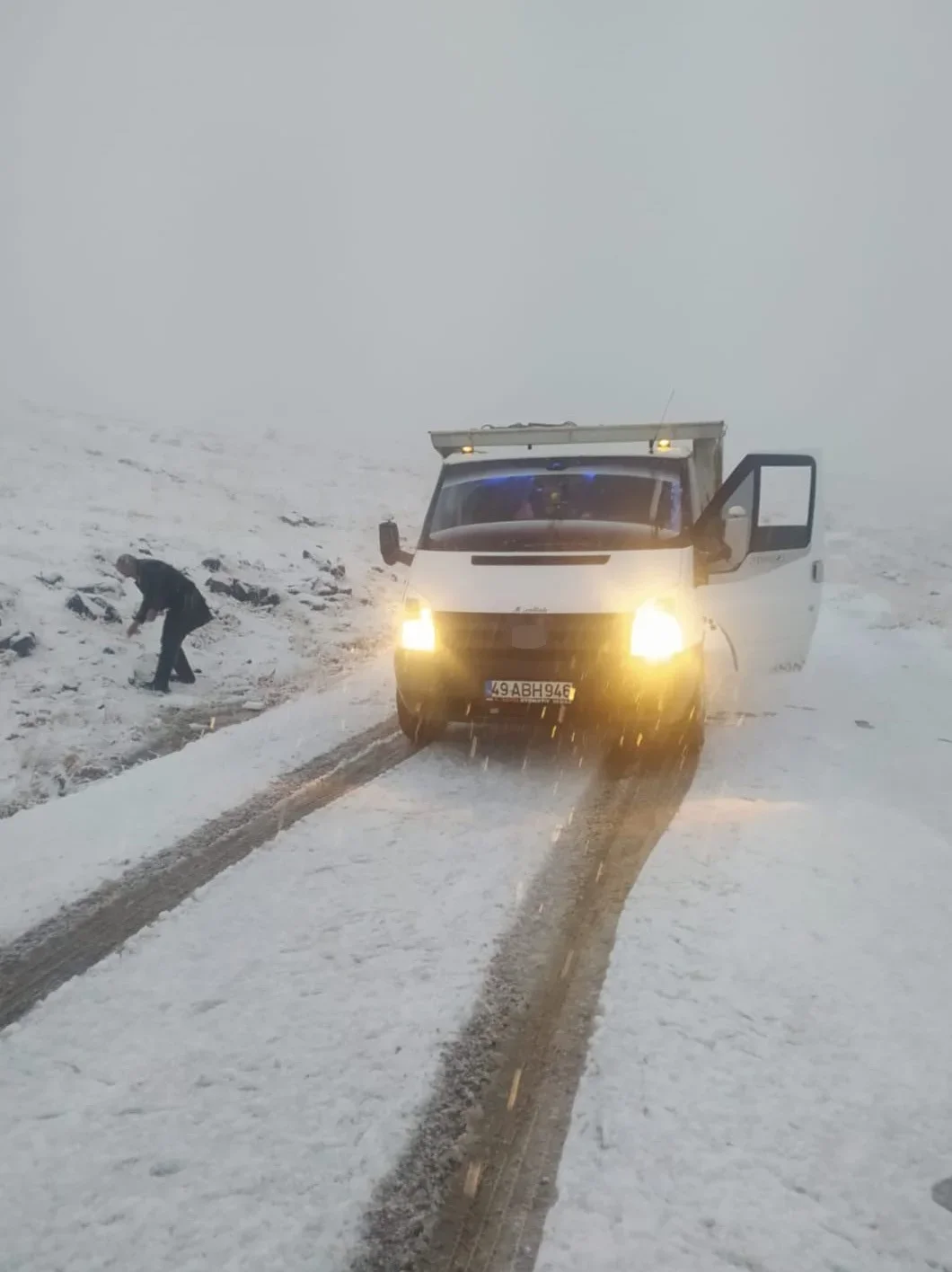 Muş’ta yoğun kar yağışı nedeniyle Hasköy-Mutki yolu kapandı