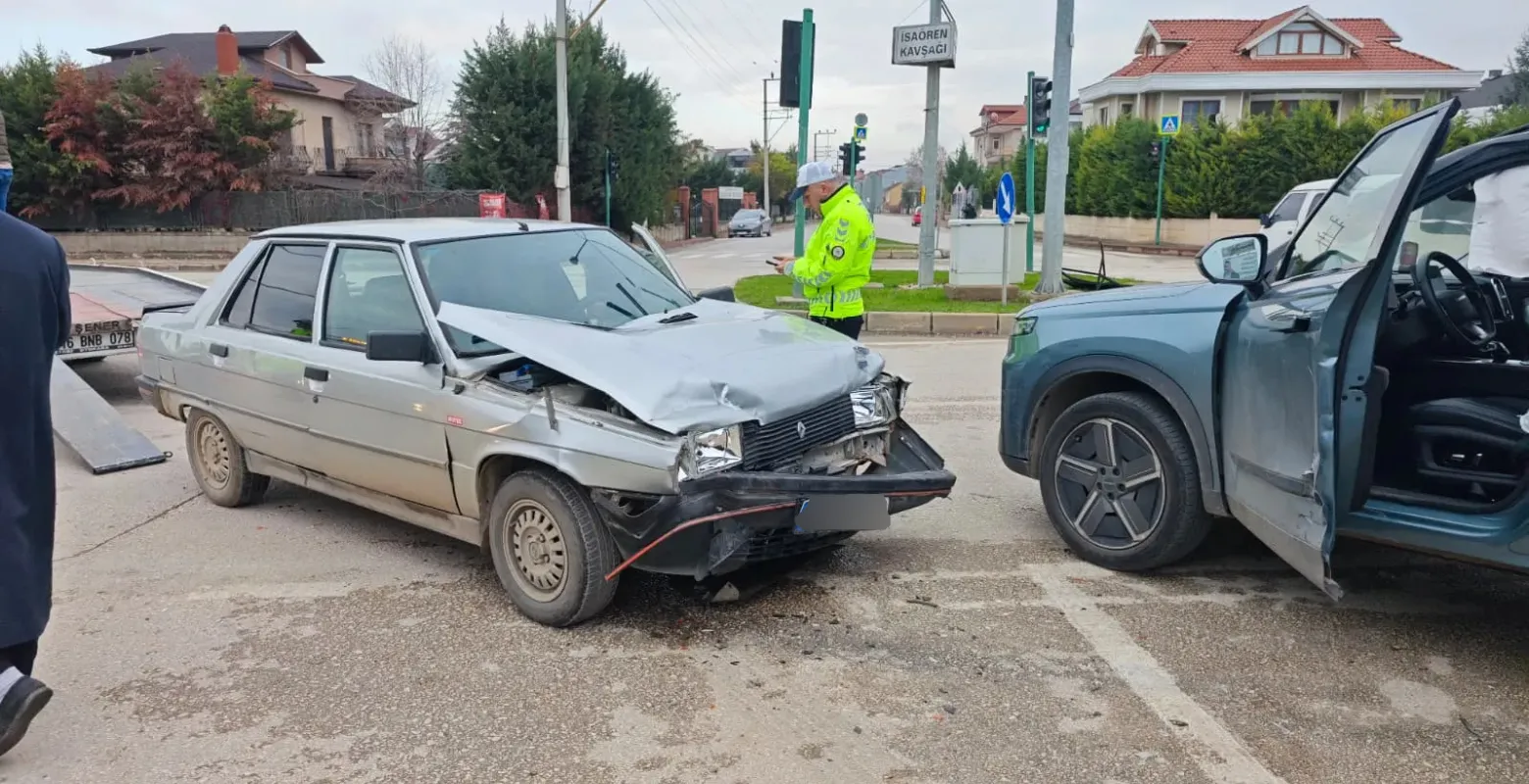 Ahmet Türkel Çevre Yolu’nda korkutan kaza! 2 yaralı