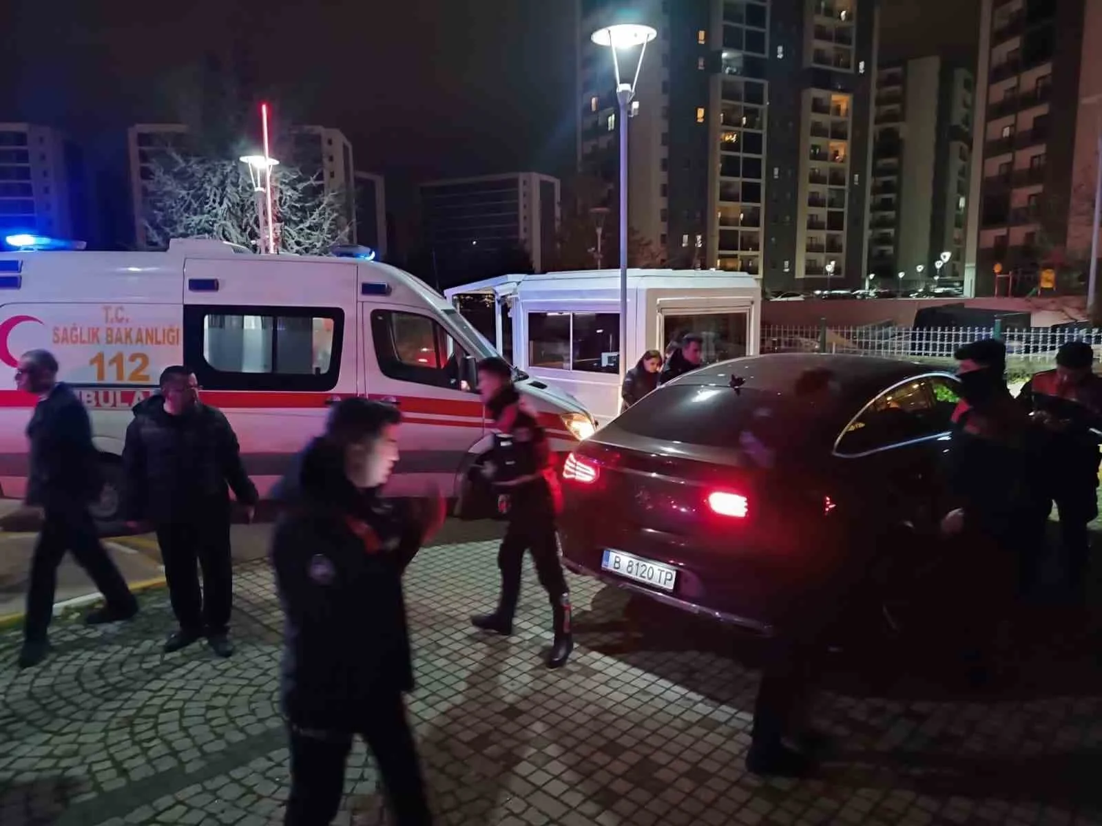 Lüks Araçla Siteye Girip “Kendimi Vurdum” Dedi