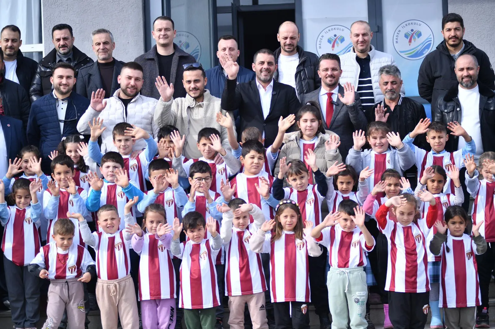 İnegölspor projesine Yasin Altuntepe’den 2 köy okulunu sevindiren destek