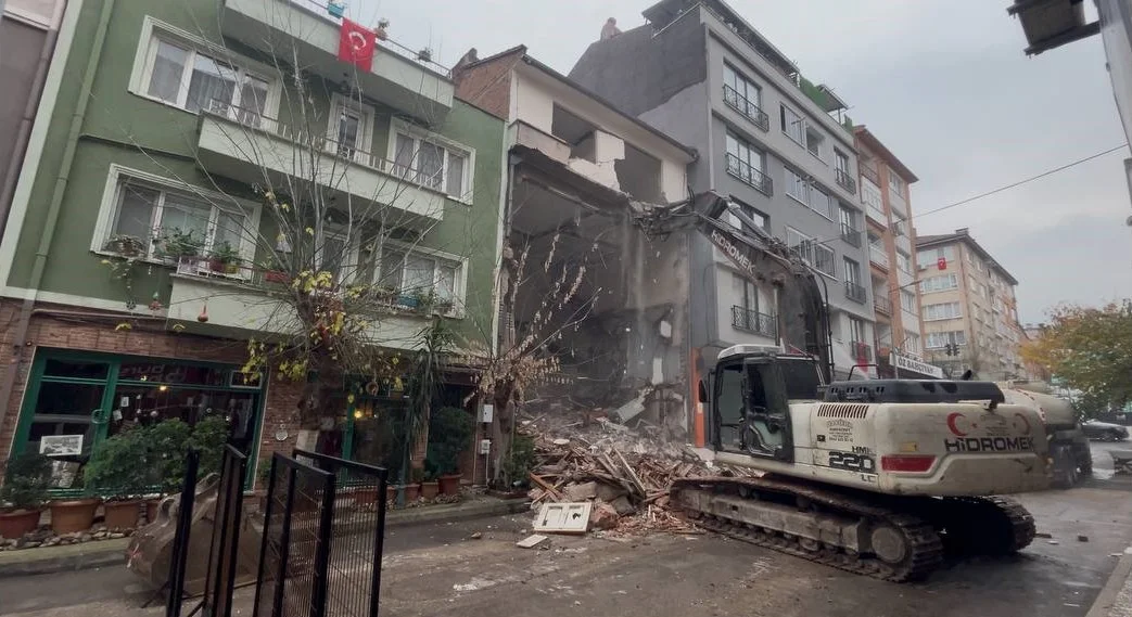 Bursa'da ilginç yıkım, bina asılı kaldı