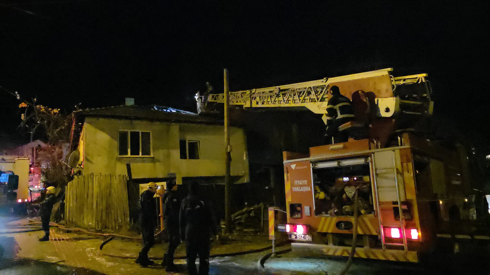 Kış günü evsiz kaldılar