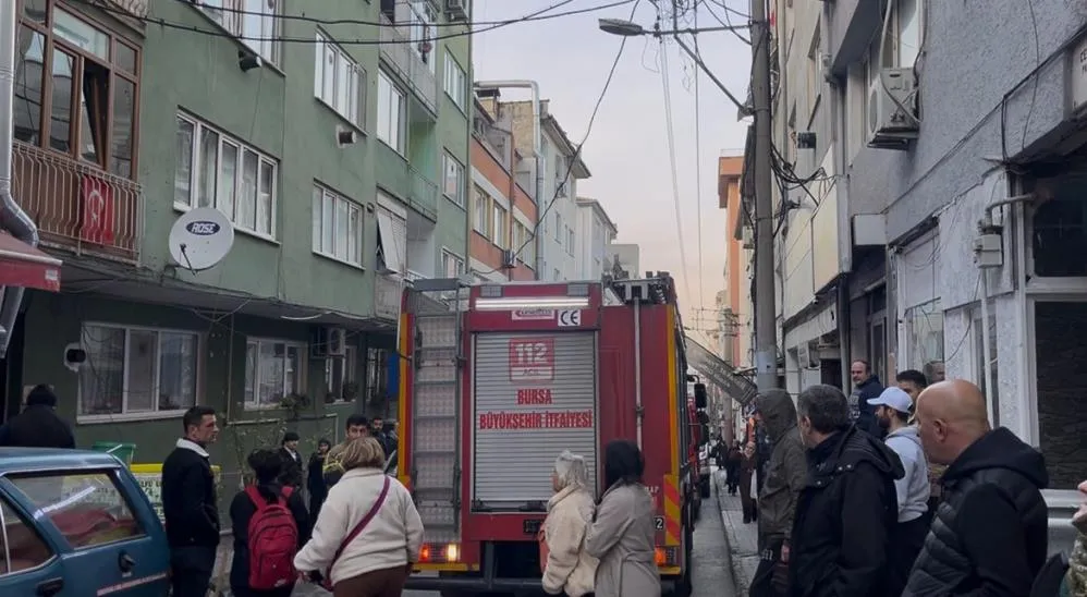 Eşine küstü evi yaktı!