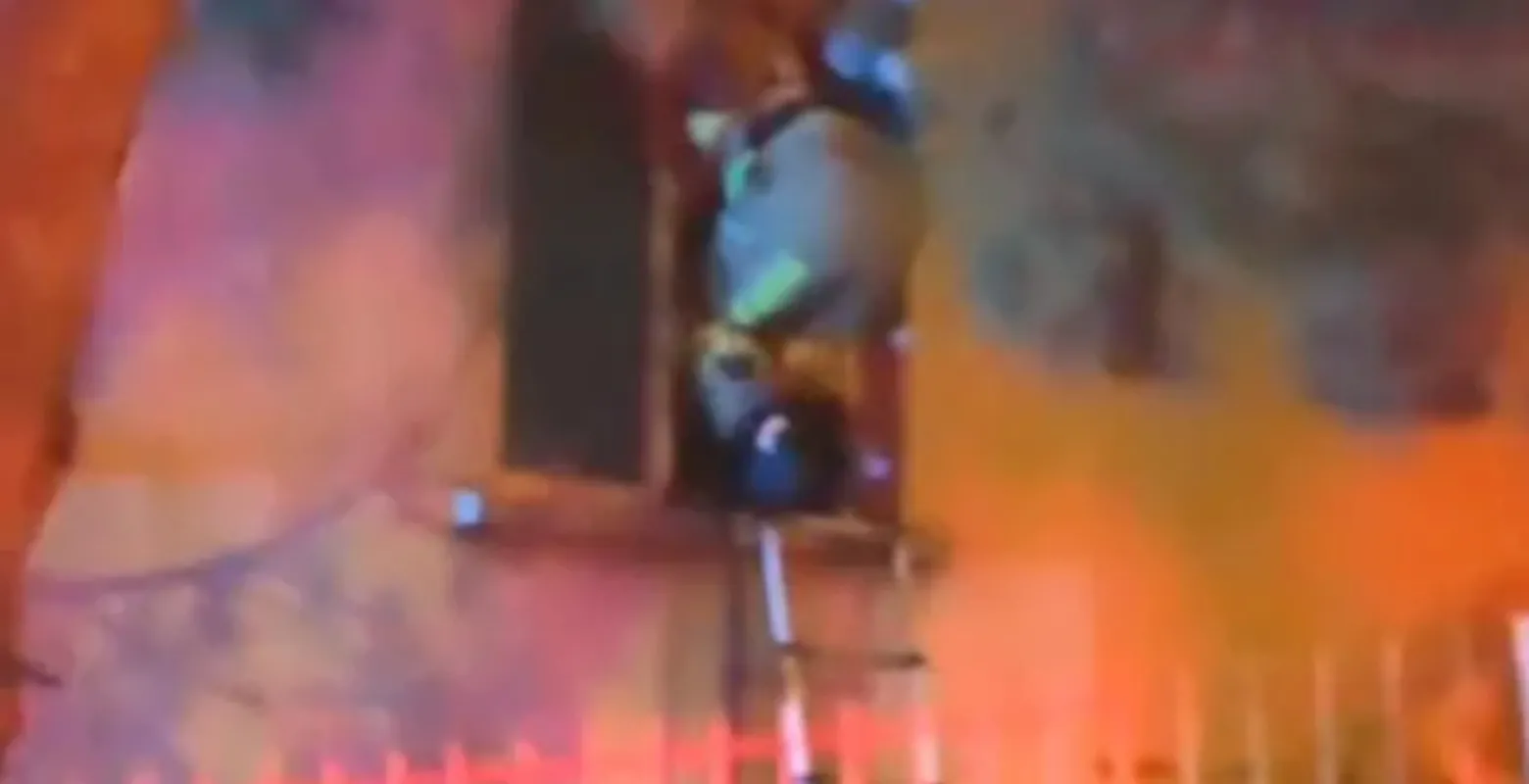 Korkutan yangında camı kırarak içeri girdiler!