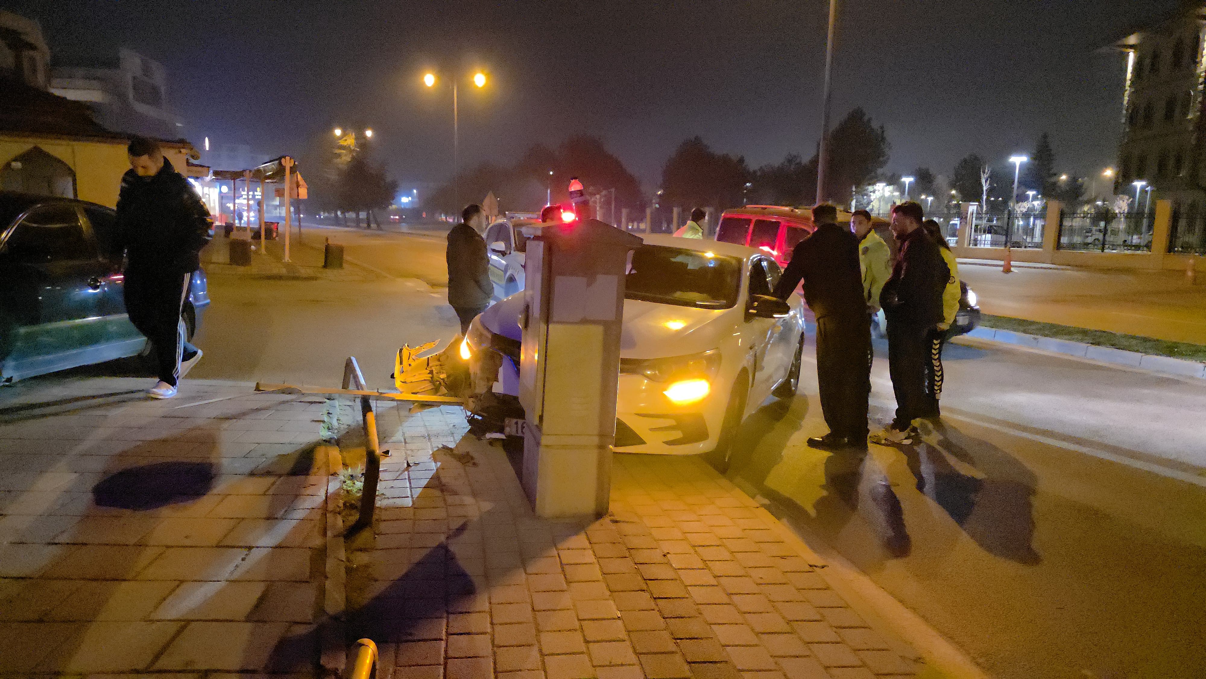 İnegöl’de kontrolden çıkan otomobil trafoya çarptı