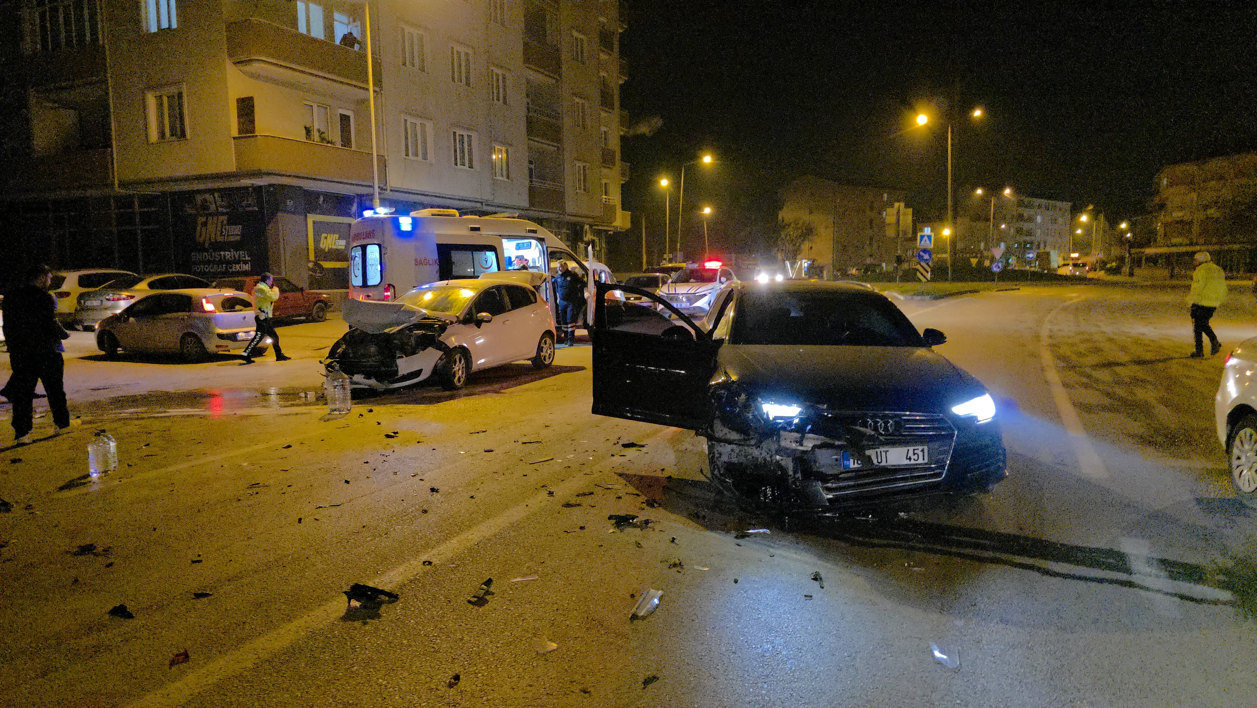 İnegöl’de iki otomobil çarpıştı, araçlardan biri yandı