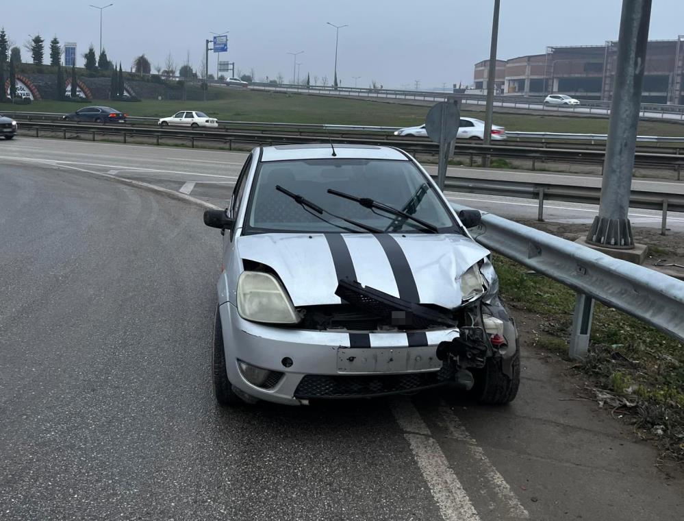 İnegöl'de otomobil bariyerlere ok gibi saplandı! 2 yaralı