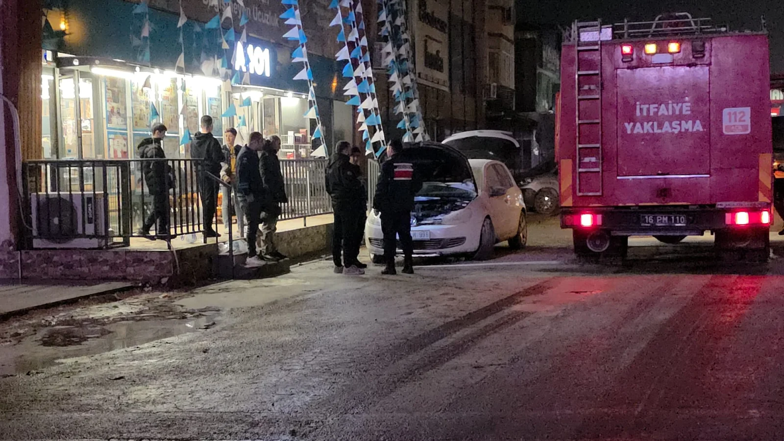 İnegöl'de park halindeki otomobilde yangın