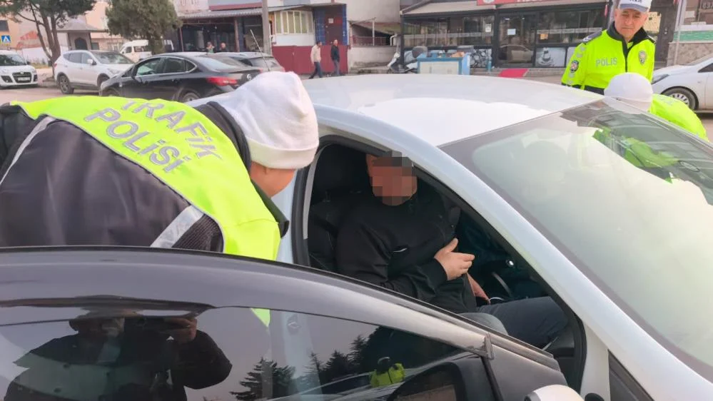 İnegöl’de korsan taksi avı: Araçlar bağlandı, yolculara da ceza yağdı!