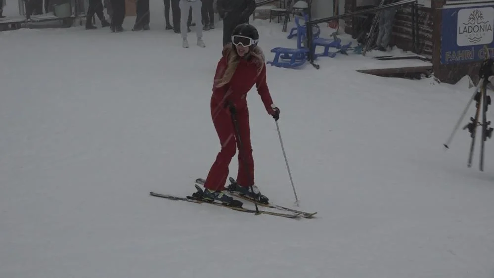 25 santimetrelik kar tatilcileri mest etti, Uludağ dolup taştı