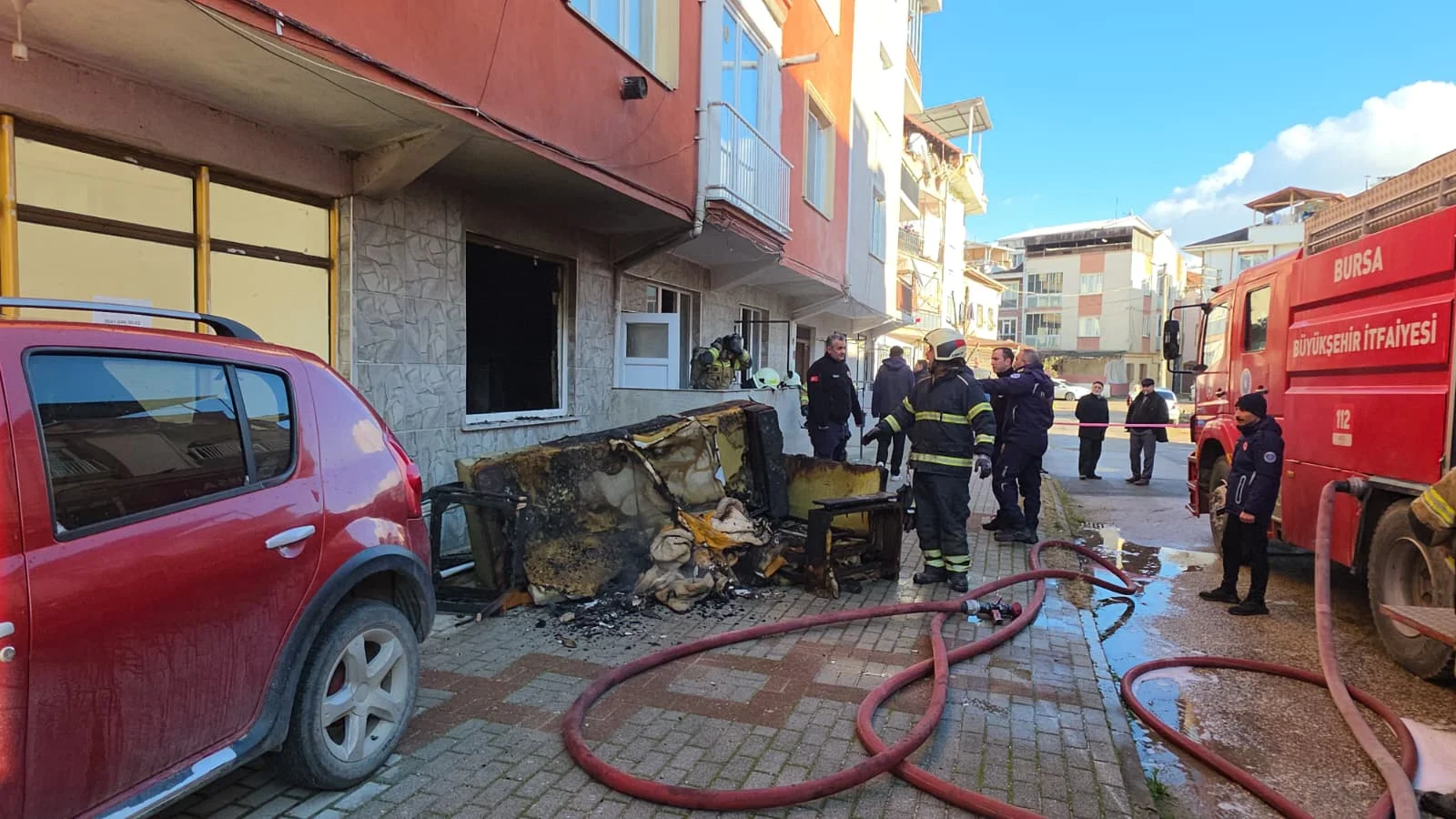 İnegöl'de kış günü evsiz kaldılar