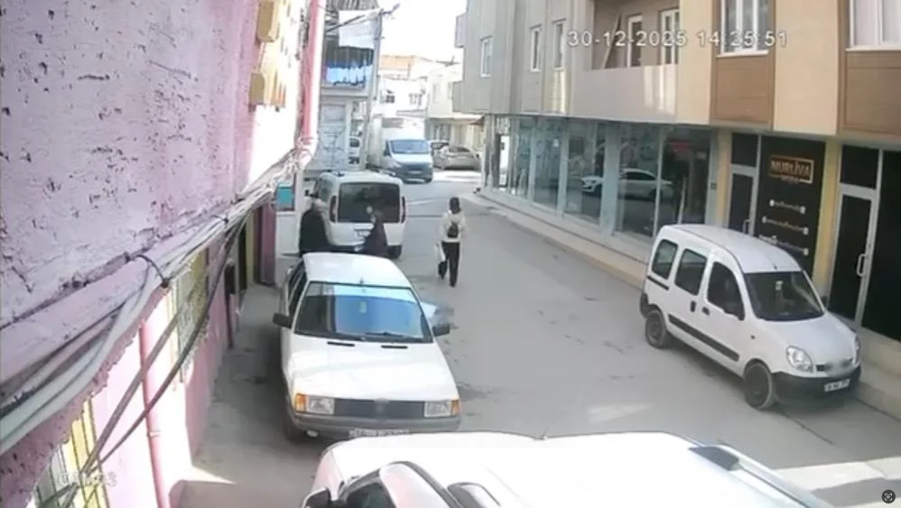 Açık kapak genç kızı yere serdi