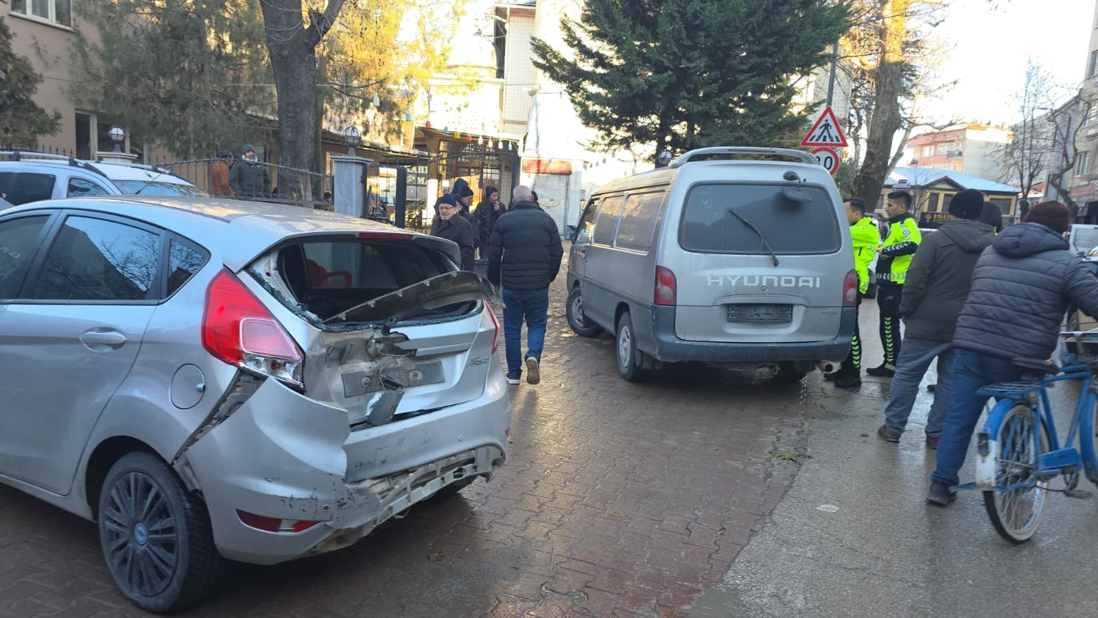 İnegöl'de can pazarı 5 yaralı