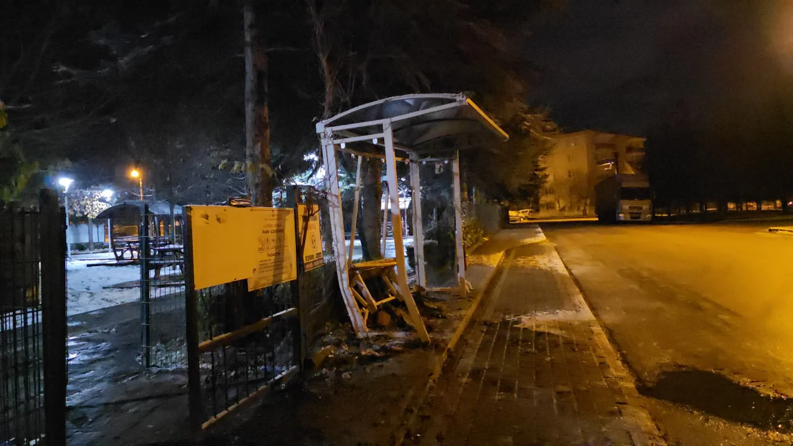 İnegöl'de gece yarısı durağa daldı; 1 yaralı