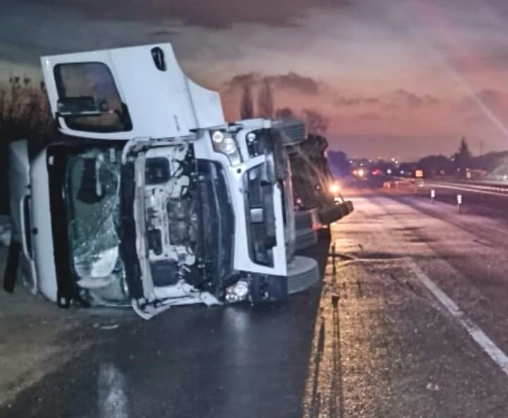 İnegöl'de iplik yüklü tır devrildi; 1 yaralı