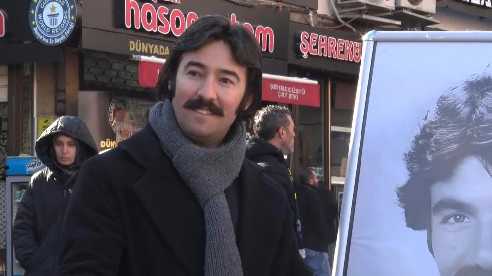 Ferdi Tayfur’a benzeyen hayranı ilgi odağı oldu, arabesk efsanesi unutulmadı