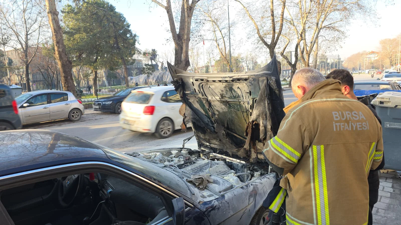 İnegöl'de cadde ortasında yanmaya başladı!