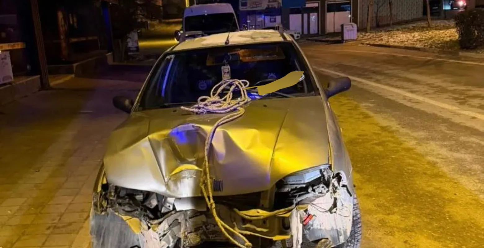 İnegöl’de feci kaza! Otomobil direğe ok gibi saplandı