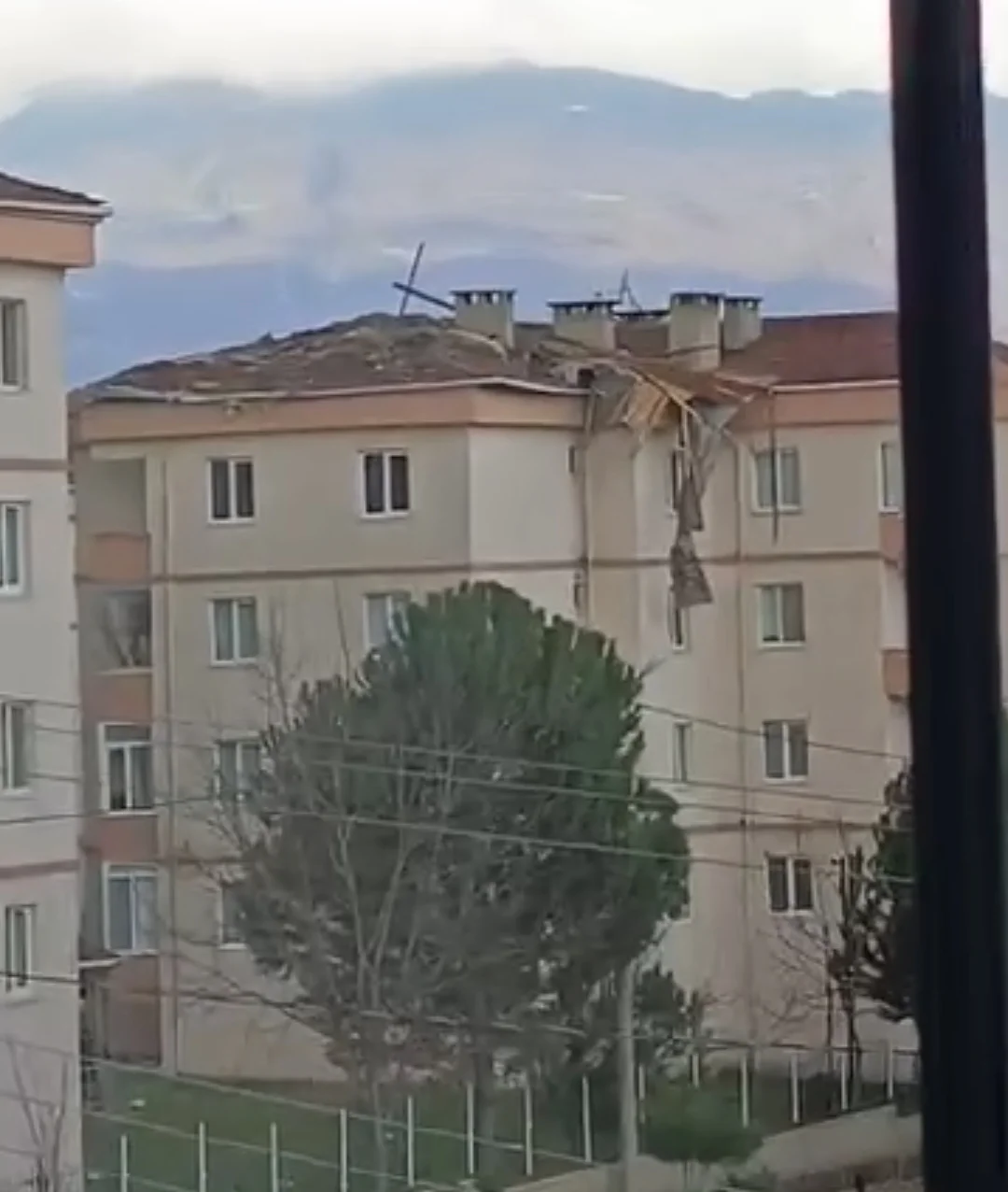 İnegöl’de Şiddetli Lodos Ortalığı Savaş Alanına Çevirdi