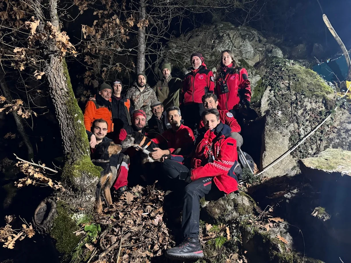 İNDAK Ekipleri İnegöl’de Mahsur Kalan Av Köpeklerine Ulaştı