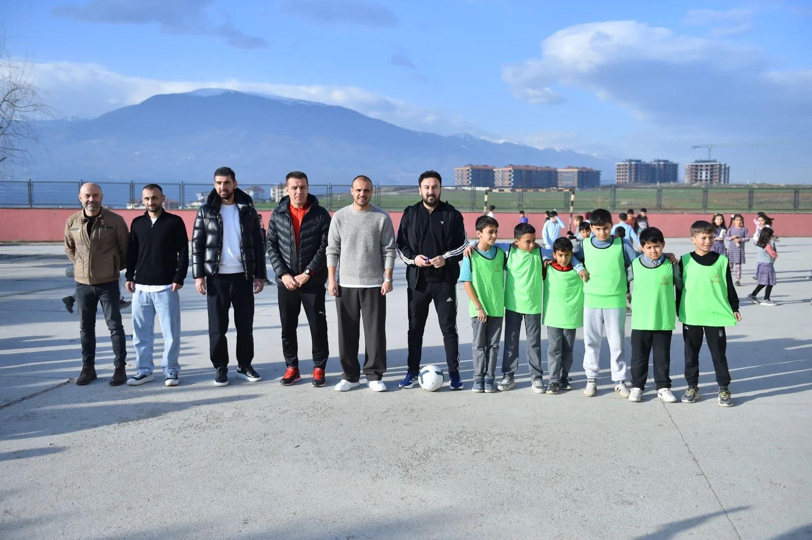 İnegölspor miniklerle sahaya indi