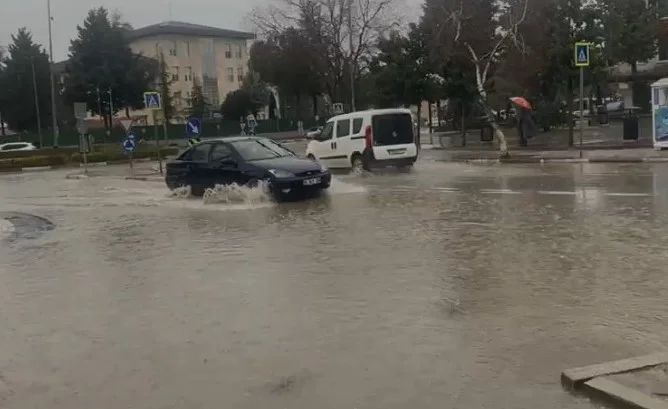 İnegöl’de Sağanak Yağış Sonrası Yollar Göle Döndü