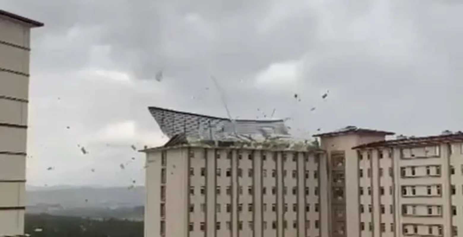 Şiddetli fırtına üniversitenin çatısını aldı götürdü