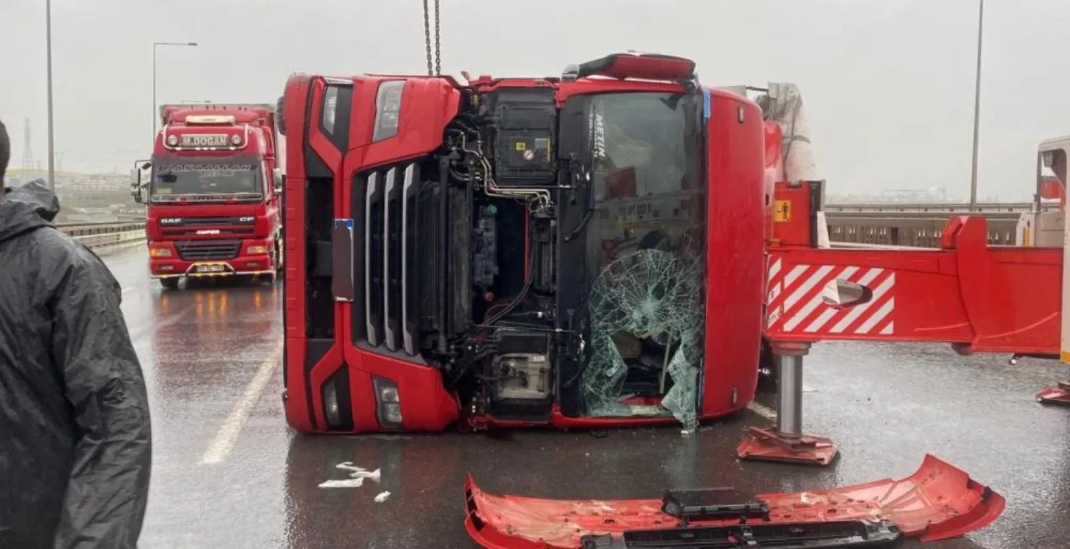 Kuzey Marmara Otoyolu Kocaeli geçişinde tırlar devrildi