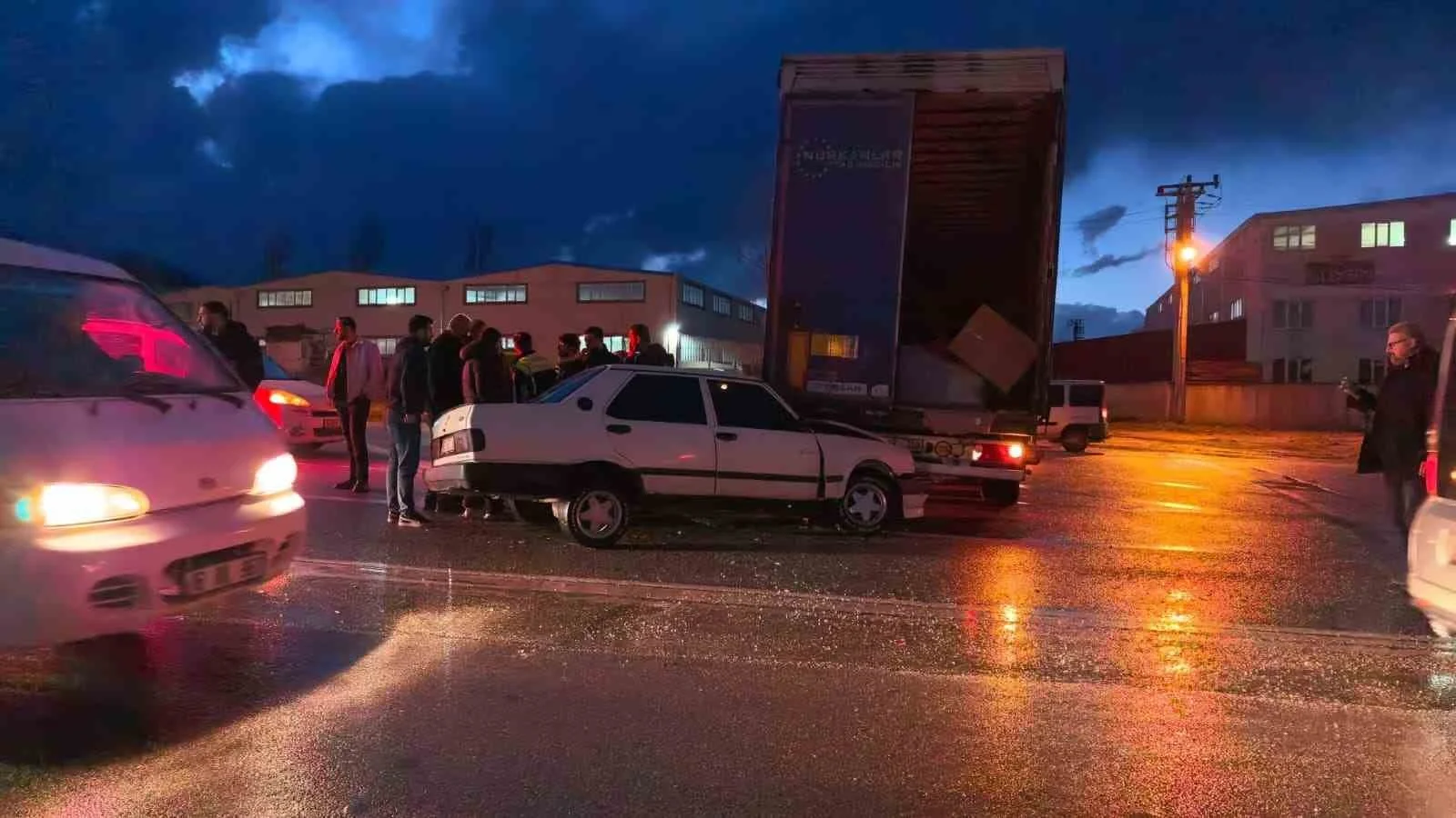 Bursa’da otomobil tıra çarptı: 1 yaralı